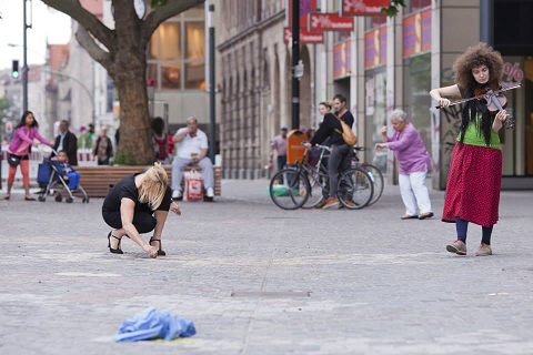 48 Stunden 
Neukölln, Juni 2014. Performance mit Butoh Kicks.